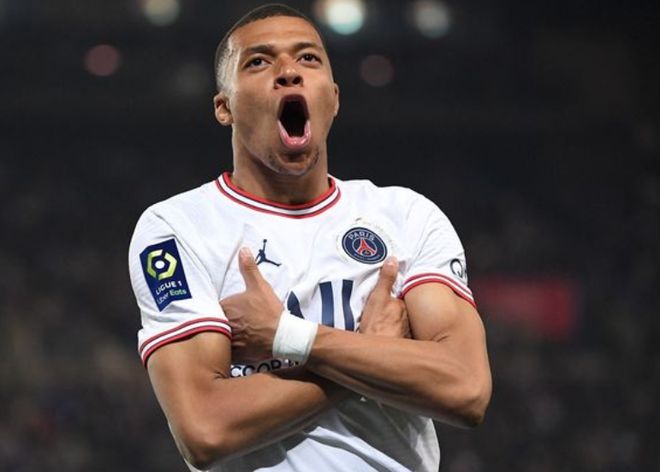 湖人詹姆斯关键封盖锁定胜局