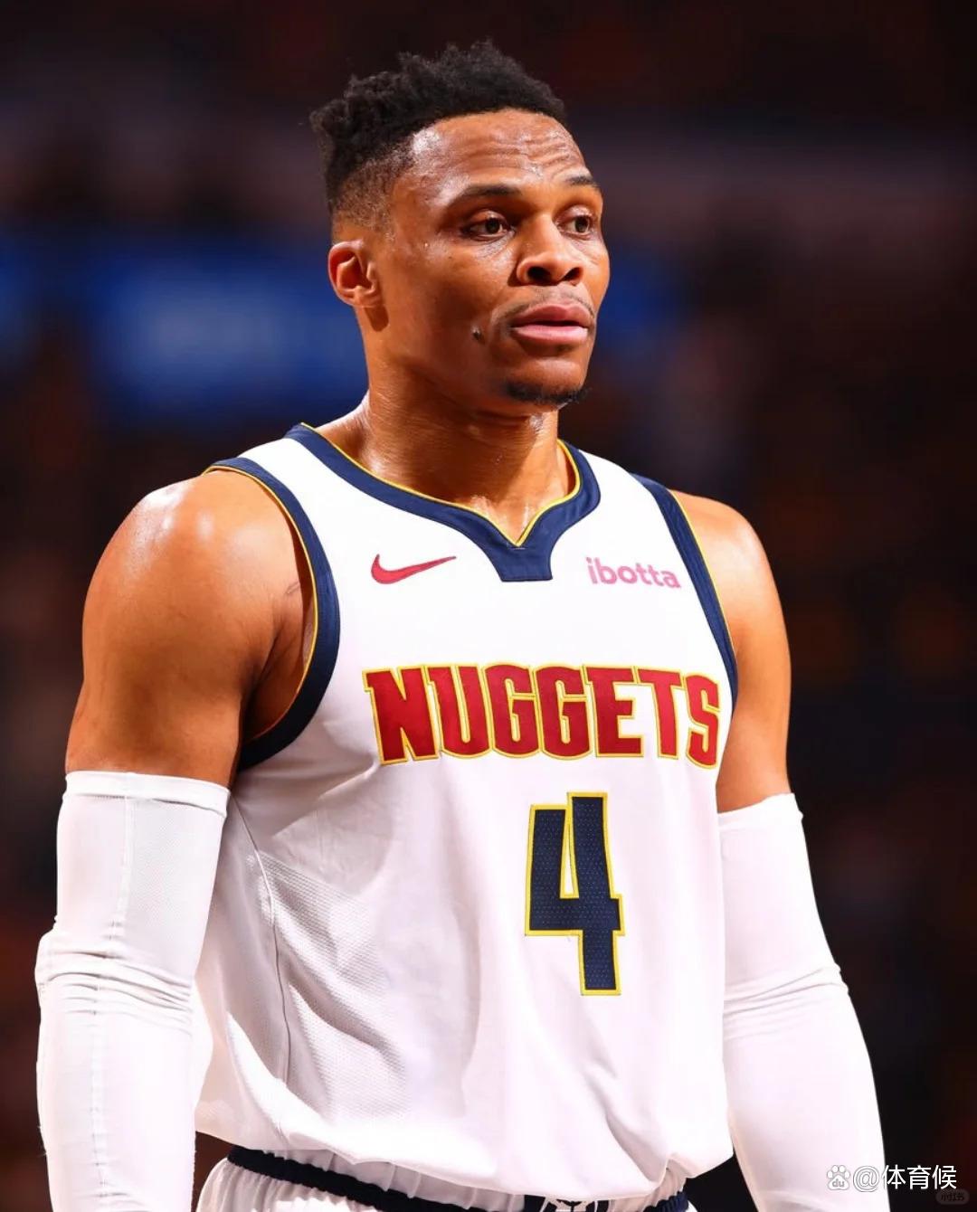 哈登生涯第12次单场55+，詹杜库生涯合计仅10次（哈登生涯55+场次达12场，詹杜库三人合计仅10场）