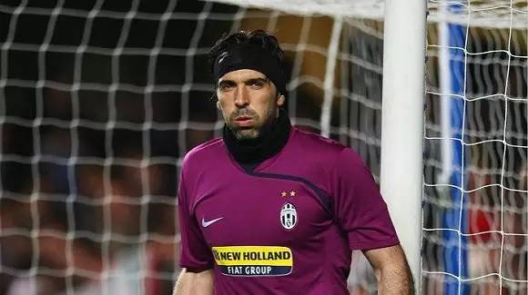 詹姆斯关键时刻稳住全队（关键时刻詹姆斯力挽狂澜稳住球队）