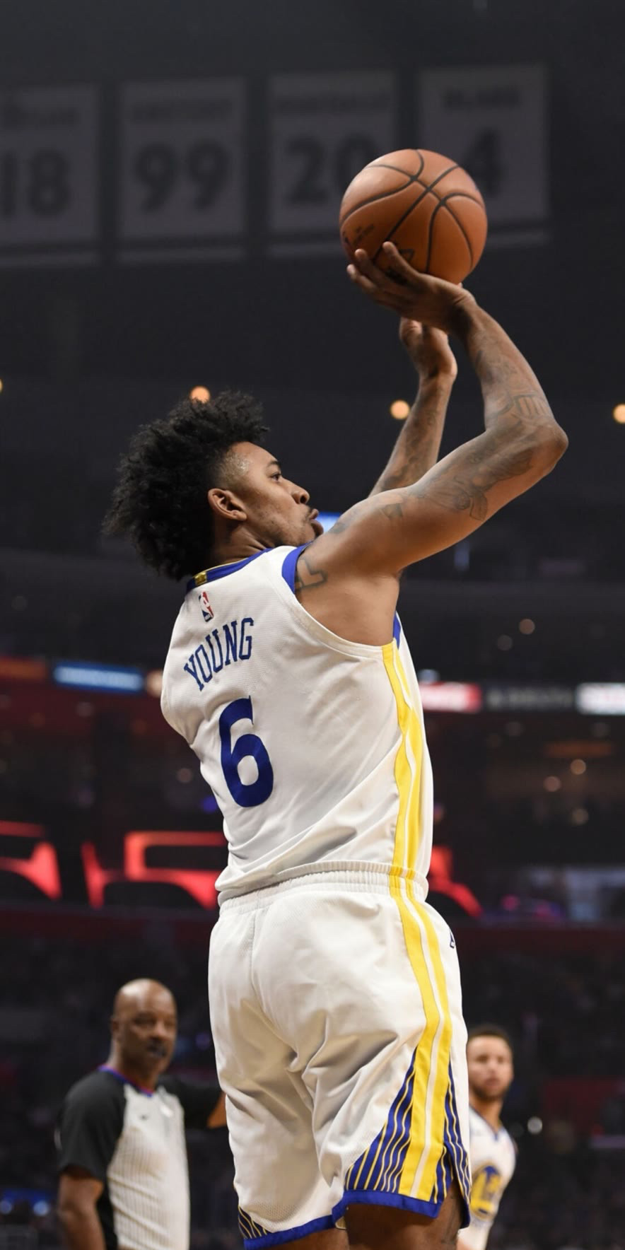 詹姆斯篮板抢断关键时刻锁定胜局（詹姆斯关键篮板与抢断，一举锁定胜利）