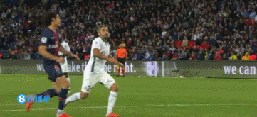 足球英超球队因球迷冲突被罚款，场面一度失控（英超俱乐部因球迷冲突遭罚，现场一度失控）