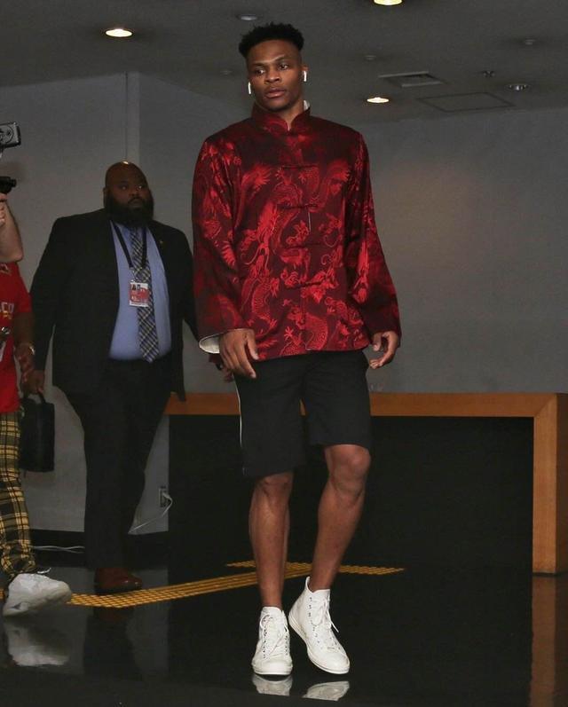 印媒：梅西混乱中尝试绕场一周，但他完全被官员及保镖包围（印媒：骚乱中梅西欲绕场一周，却被官员和保镖团团围住）